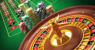 Dealer profesional kentang bet menangani kartu di studio live baccarat